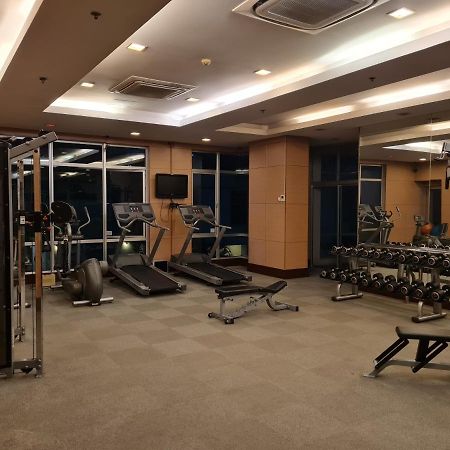 Huge Condo Unit Near Burgos Circle, St Lukes, Shangri-La - P Hamptons T1 Makati City Buitenkant foto