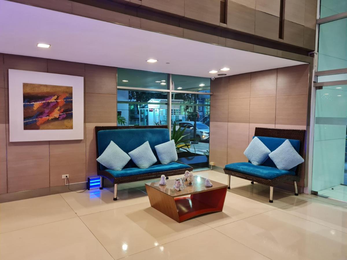 Huge Condo Unit Near Burgos Circle, St Lukes, Shangri-La - P Hamptons T1 Makati City Buitenkant foto